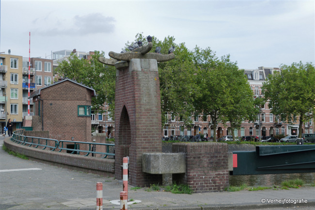 Brug 155, met brugwachtershuis en bakstenen kunstwerk
              <br/>
              Annemarieke Verheij, 2015-09-01